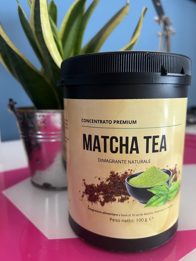 Il barattolo di Matcha Tea appoggiato su un tavolo, con una pianta sullo sfondo